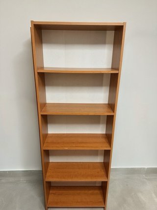 Estanterías de madera marrón con cinco baldas.