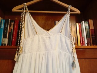 Vestido Boho Blanco con remates de crochet dorado