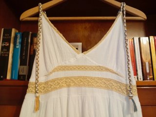 Vestido Boho Blanco con remates de crochet dorado