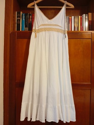 Vestido Boho Blanco con remates de crochet dorado