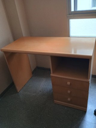 Escritorio de madera con cajones