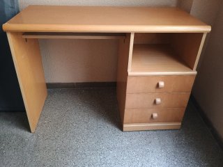 Escritorio de madera con cajones