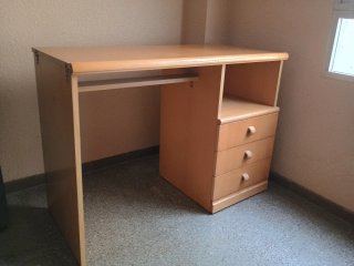 Escritorio de madera con cajones