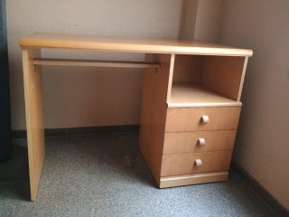 Escritorio de madera con cajones