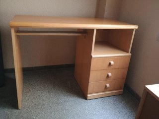 Escritorio de madera con cajones