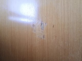 Escritorio de madera con cajones