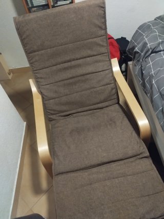 Silla mecedora con complementos de pelo