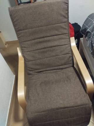 Silla mecedora con complementos de pelo