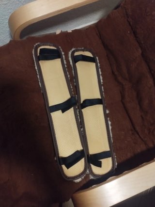 Silla mecedora con complementos de pelo