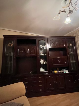 Mueble de salón de madera maciza con vitrinas