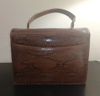 Bolso de piel serpiente marrón y dorado