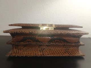 Bolso de piel serpiente marrón y dorado