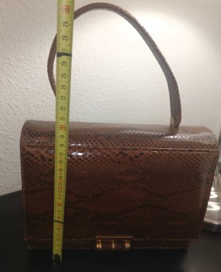 Bolso de piel serpiente marrón y dorado
