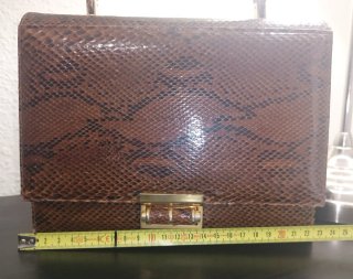 Bolso de piel serpiente marrón y dorado