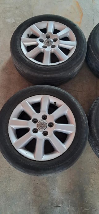 Llantas Toyota R16 (4 unidades)