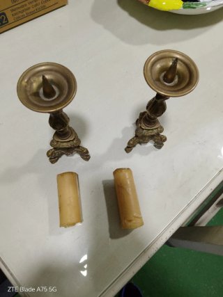 Candelabros de metal dorados