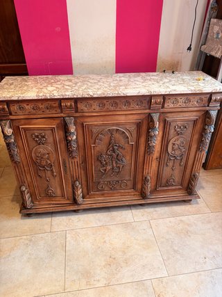 Armario de madera con tapa de mármol