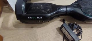 Hoverboard y silla roja con cargador