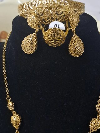Conjunto de joyería filigrana dorada