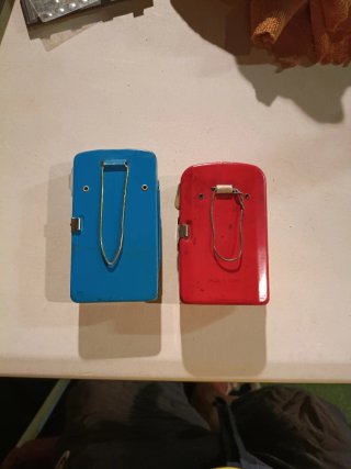 Linterna antigua azul y roja