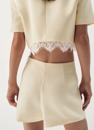 Falda pantalón con encaje beige y blanco