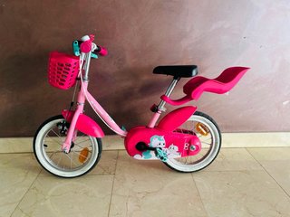 Bicicleta infantil rosa con cesta