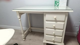 Dormitorio juvenil blanco roto con flores