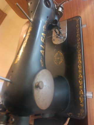 Máquina de coser Alfa con mesa