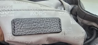 Mochila Michael Kors Piel granulada de color taupe