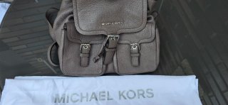 Mochila Michael Kors Piel granulada de color taupe
