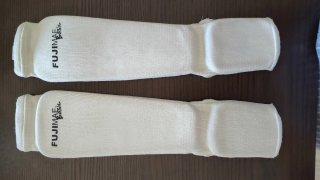 Protecciones Fujimae Karate Guantes y Espinilleras
