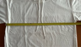 Camiseta con capucha blanca