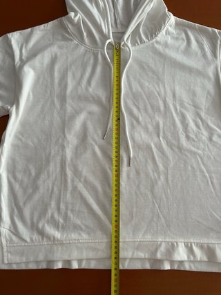 Camiseta con capucha blanca