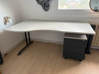 Tavolo da ufficio bianco e grigio