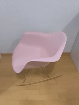 Sedia a dondolo Eames rosa