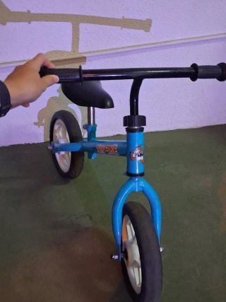 Bicicleta sin pedales azul para niños