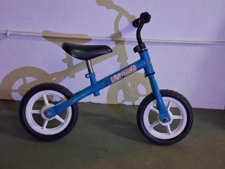 Bicicleta sin pedales azul para niños