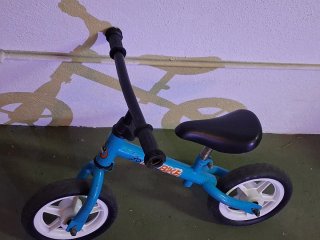Bicicleta sin pedales azul para niños