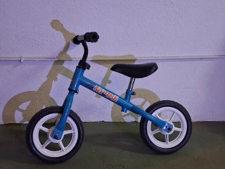 Bicicleta sin pedales azul para niños