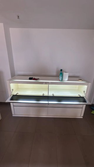 Vitrina salón cristal y plástico