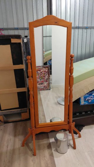 Espejo de pie de madera