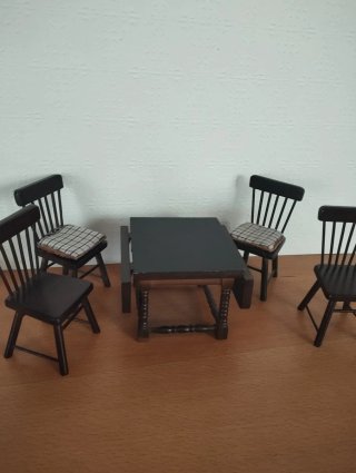 Mesa y 4 sillas miniatura