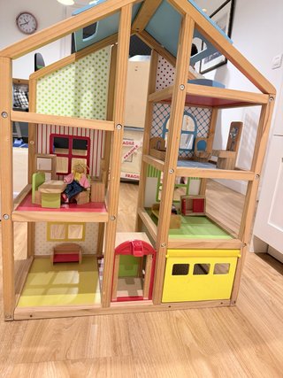 Casita de muñecas de madera maciza Melissa & Doug