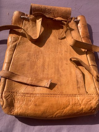 Mochila de cuero y tejido étnico