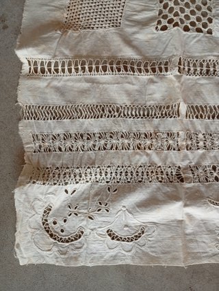 ANTIGUO TROZO DE TELA CON LABORES MUESTRA