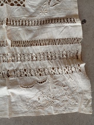 ANTIGUO TROZO DE TELA CON LABORES MUESTRA