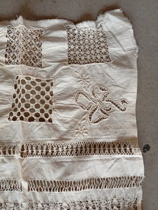 ANTIGUO TROZO DE TELA CON LABORES MUESTRA