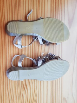 Sandalias beige con plumas