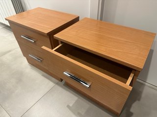 Mesitas de noche de madera con tiradores.