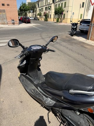 Kymco 125cc Scooter Negra/Gris